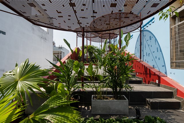 Đội ngũ thiết kế hy vọng sẽ tạo ra một kh&ocirc;ng gian s&acirc;n vườn trong l&agrave;nh v&agrave; th&ocirc;ng tho&aacute;ng, nơi c&aacute;c th&agrave;nh vi&ecirc;n trong gia đ&igrave;nh c&oacute; thể tổ chức c&aacute;c hoạt động thường ng&agrave;y v&agrave; tạo ra những gi&aacute; trị tinh thần qu&yacute; gi&aacute;.