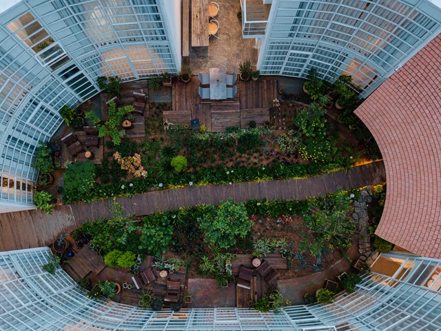 Những con đường tr&ograve;n n&agrave;y đ&ocirc;i khi bị gi&aacute;n đoạn bởi cầu thang hoặc con dốc. Một lối đi nhỏ được thiết kế đi thẳng về ph&iacute;a sảnh ch&iacute;nh, qua khu vườn giữa, v&agrave;o qu&aacute;n cafe tr&ecirc;n hoặc dưới v&agrave; mở rộng về ph&iacute;a thung lũng. &nbsp;