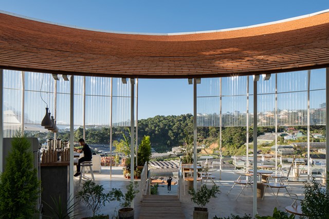 Khu vực cafe được chia th&agrave;nh hai phần. Phần tr&ecirc;n l&agrave; khu vực b&aacute;n mở, một phần đứng dưới m&aacute;i ng&oacute;i, phần c&ograve;n lại nh&igrave;n xuống thung lũng b&ecirc;n dưới. Nơi n&agrave;y, du kh&aacute;ch c&oacute; thể trải nghiệm sự tối giản cũng như bố cục kh&ocirc;ng gian r&otilde; r&agrave;ng đồng thời c&oacute; thể ngắm nh&igrave;n cảnh quan đẹp nhất. &nbsp;