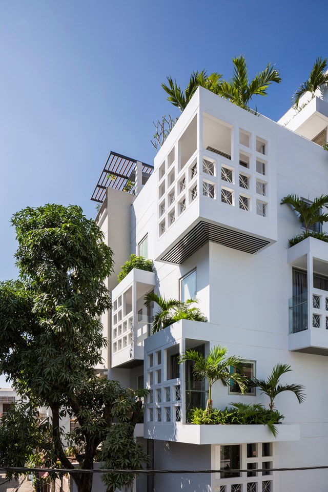 Gia chủ c&ograve;n kh&eacute;o l&eacute;o sử dụng c&acirc;y xanh nhằm giảm bức xạ nhiệt v&agrave; mang lại bầu kh&ocirc;ng kh&iacute; thư gi&atilde;n cho ng&ocirc;i nh&agrave;.