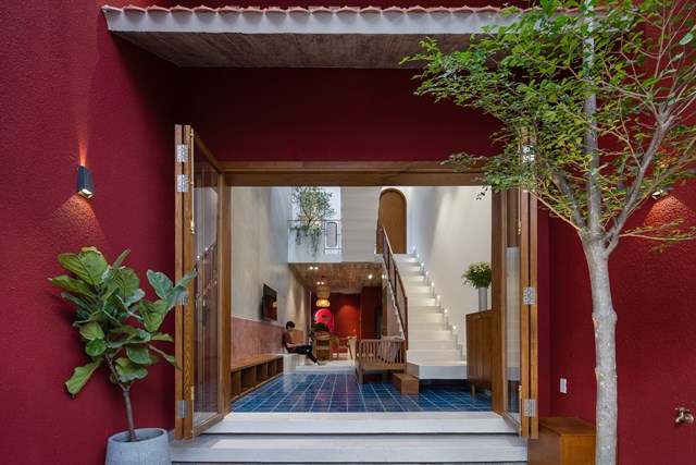 Tầng trệt gồm bếp, kh&ocirc;ng gian chung v&agrave; kh&ocirc;ng gian ngủ của mẹ.&nbsp; &nbsp;