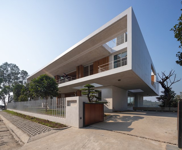 &Ocirc; lớn nhất l&agrave; tầng 2 với k&iacute;ch thước 22 m x 22 m x 3,3 m. C&aacute;c &ocirc; trệt v&agrave; hầm c&oacute; k&iacute;ch thước 16 m x 16 m x 3,3 m. Một khoảng trống 6,5 m x 6,5 m ở giữa c&aacute;c hộp, ao c&aacute; được đặt ở tầng trệt.