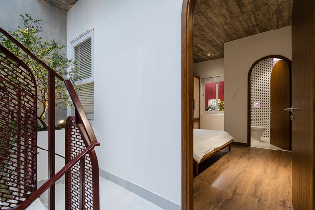 Hai ph&ograve;ng ngủ vẫn đảm bảo sự ri&ecirc;ng tư khi cần thiết v&agrave; được kết nối với phần c&ograve;n lại của ng&ocirc;i nh&agrave; qua khoảng th&ocirc;ng tầng.&nbsp; &nbsp;