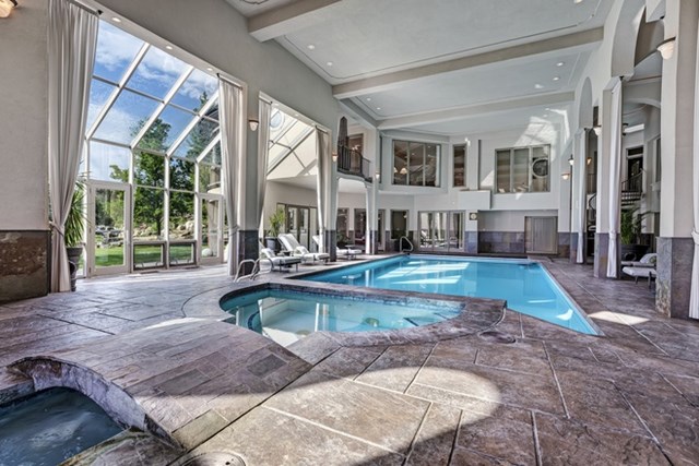 Hồ bơi v&agrave; bồn ng&acirc;m nước n&oacute;ng trong nh&agrave; được t&iacute;ch hợp ở một kh&ocirc;ng gian rộng lớn, tr&agrave;n ngập &aacute;nh s&aacute;ng tự nhi&ecirc;n.