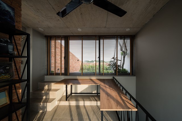 Nhà được bao phủ bởi nhiều lớp gạch thô và cây xanh - Ảnh 10