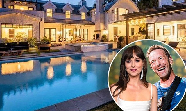 Dakota Johnson v&agrave; nam ca sĩ Chris Martin hẹn h&ograve; với nhau từ th&aacute;ng 10/2017. C&oacute; tin đồn họ đ&atilde; đ&iacute;nh h&ocirc;n, nhưng cả hai đều chưa x&aacute;c nhận kế hoạch kết h&ocirc;n.