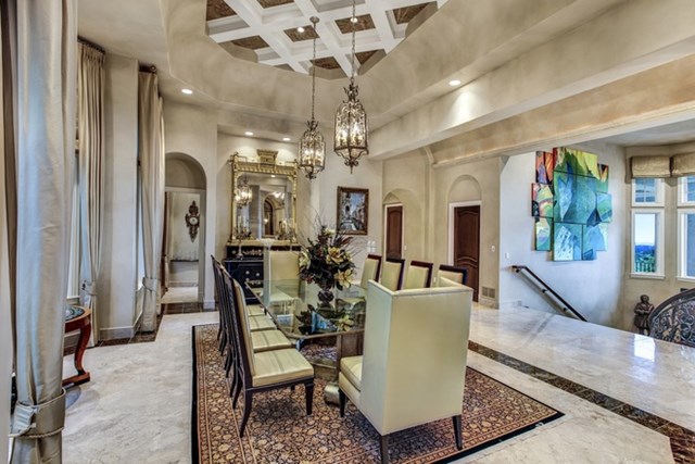 Ph&ograve;ng ăn ch&iacute;nh trang trọng, lộng lẫy, nổi bật với chiếc đ&egrave;n ch&ugrave;m c&oacute; thiết kế tinh xảo.