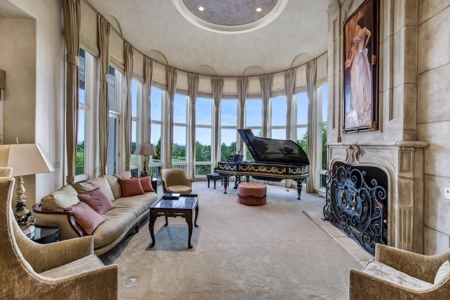 Tiền sảnh tho&aacute;ng đ&atilde;ng, g&acirc;y ấn tượng mạnh với một chiếc piano cỡ lớn c&oacute; thiết kế cầu kỳ v&agrave; một chiếc l&ograve; sưởi mang phong c&aacute;ch cổ điển.