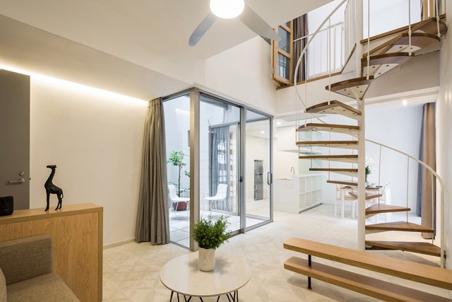 Ng&ocirc;i nh&agrave; cao&nbsp;5 tầng, sở hữu 7 căn hộ, trong đ&oacute; c&oacute; 2 căn hộ th&ocirc;ng tầng với s&acirc;n ri&ecirc;ng.&nbsp;Cầu thang xoắn giữa nh&agrave; vừa tiết kiệm diện t&iacute;ch lại tạo sự mềm mại cho kh&ocirc;ng gian.