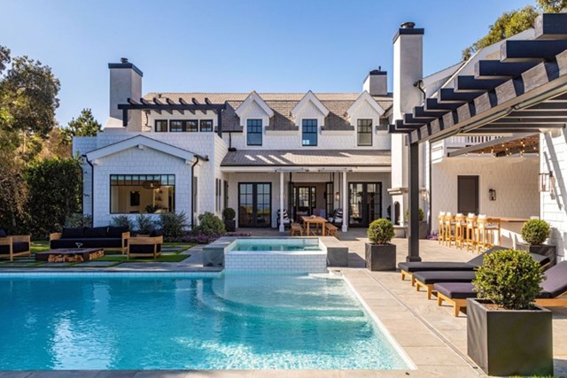 Khu nh&agrave; ch&iacute;nh rộng 500 m2, bao gồm hai tầng với bể bơi xanh m&aacute;t ph&iacute;a trước v&agrave; khu vườn xanh m&aacute;t trải d&agrave;i.