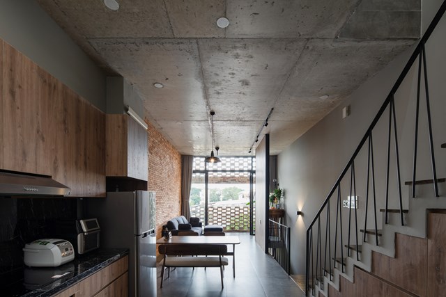 Nhà được bao phủ bởi nhiều lớp gạch thô và cây xanh - Ảnh 7