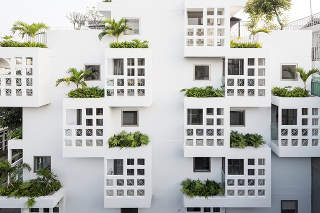 Thiết kế n&agrave;y c&ograve;n tạo ra một kh&ocirc;ng gian sống thoải m&aacute;i trong một khu đ&ocirc; thị đ&ocirc;ng d&acirc;n v&ugrave;ng nhiệt đới.&nbsp;