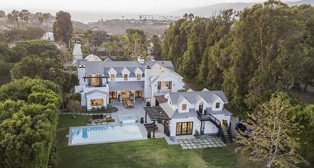 Theo&nbsp;The Sun, nữ diễn vi&ecirc;n v&agrave; bạn trai mua căn biệt thự n&agrave;y v&agrave;o th&aacute;ng 10/2020 với gi&aacute; 9 triệu bảng Anh (12,3 triệu USD). Bất động sản n&agrave;y từng được rao b&aacute;n v&agrave;o h&egrave; năm ngo&aacute;i với gi&aacute;&nbsp;14 triệu USD.