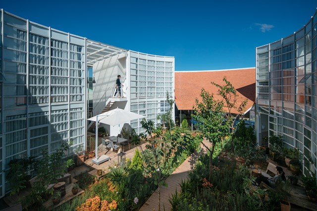 Với m&agrave;u trắng l&agrave;m chủ đạo, nội thất trong mỗi ph&ograve;ng đều được tối giản h&oacute;a, loại bỏ tất cả đồ đạc kh&ocirc;ng cần thiết, gi&uacute;p tăng cường nguồn &aacute;nh s&aacute;ng tự nhi&ecirc;n. V&igrave; vậy m&agrave;u sắc v&agrave; nhiệt độ sẽ lu&ocirc;n phản &aacute;nh điều kiện kh&iacute; hậu của v&ugrave;ng đất c&oacute; độ cao 1500 m. &nbsp;