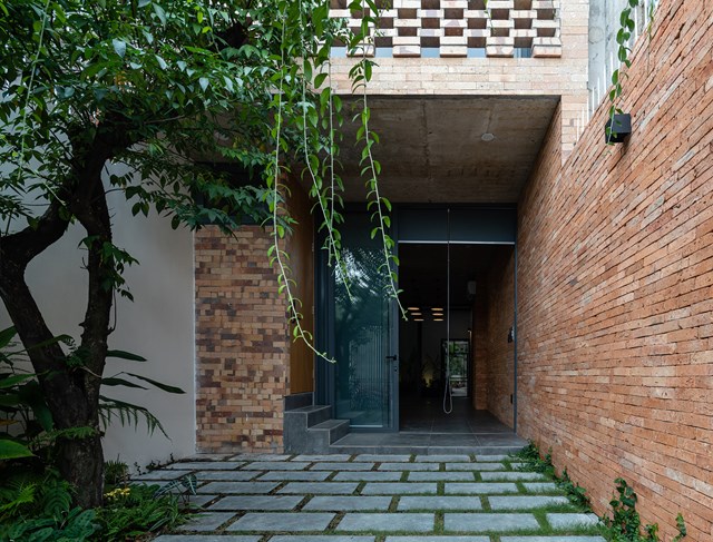 Nhà được bao phủ bởi nhiều lớp gạch thô và cây xanh - Ảnh 2