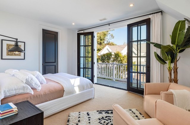 Biệt thự bao gồm 6 ph&ograve;ng ngủ, 9 ph&ograve;ng tắm.