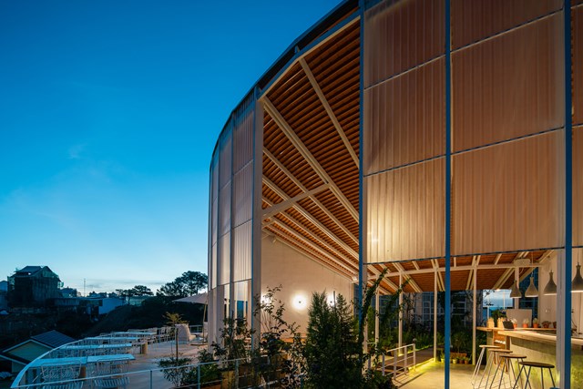 T&ograve;a nh&agrave; c&oacute; c&aacute;c h&agrave;nh lang bao quanh th&acirc;n tr&ograve;n, l&agrave; con đường đi bộ d&agrave;nh cho kh&aacute;ch lưu tr&uacute;. &nbsp;