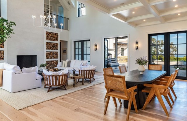 Ph&ograve;ng kh&aacute;ch được thiết kế theo phong c&aacute;ch hiện đại, kh&ocirc;ng gian mở v&agrave; tho&aacute;ng đ&atilde;ng, tầm nh&igrave;n ra đại dương.