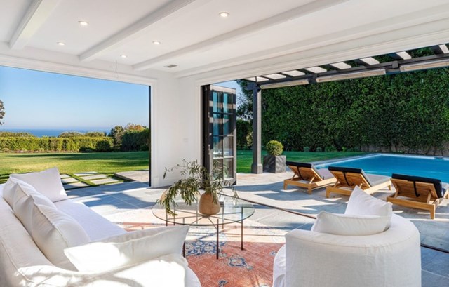 Biệt thự sang trọng nằm ngay s&aacute;t b&atilde;i biển ở Malibu, c&oacute; tầm nh&igrave;n tuyệt vời ra đại dương.