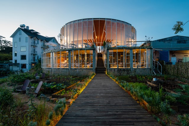 Khu vực kh&aacute;ch sạn c&oacute; 12 ph&ograve;ng, mỗi ph&ograve;ng đều kh&aacute;c biệt về mọi mặt nhờ cấu tr&uacute;c h&igrave;nh tr&ograve;n của t&ograve;a nh&agrave;. Tất cả c&aacute;c ph&ograve;ng đều c&oacute; hướng nh&igrave;n ra đồi, rừng th&ocirc;ng hoặc khu vườn ở trung t&acirc;m.&nbsp; &nbsp;