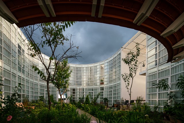 C&ocirc;ng tr&igrave;nh c&oacute; hai hệ thống giao th&ocirc;ng, một hệ thống giao th&ocirc;ng xuy&ecirc;n qua t&ograve;a nh&agrave; v&agrave; hệ thống c&ograve;n lại trải dọc theo diện t&iacute;ch. &nbsp;