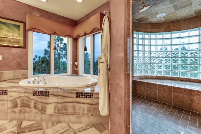 Ph&ograve;ng tắm ch&iacute;nh rực rỡ, mang t&ocirc;ng m&agrave;u hồng chủ đạo v&agrave; được l&aacute;t đ&aacute; m&atilde; n&atilde;o sang trọng.