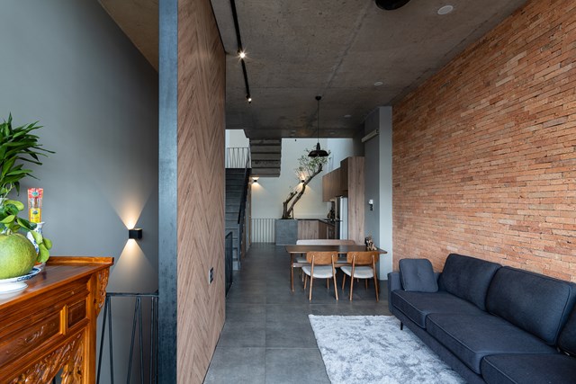 Nhà được bao phủ bởi nhiều lớp gạch thô và cây xanh - Ảnh 6