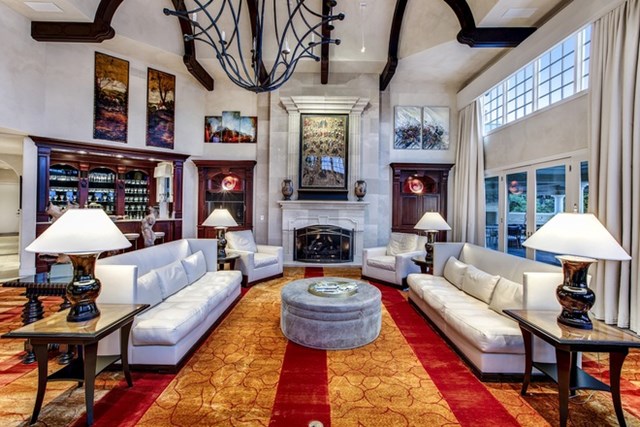 Ph&ograve;ng kh&aacute;ch rộng lớn, sang trọng, được trang ho&agrave;ng với những nội thất cao cấp, thanh lịch. Ng&ocirc;i nh&agrave; n&agrave;y c&oacute; diện t&iacute;ch gần 4.200 m2 với 11 ph&ograve;ng ngủ v&agrave; 24 ph&ograve;ng tắm.