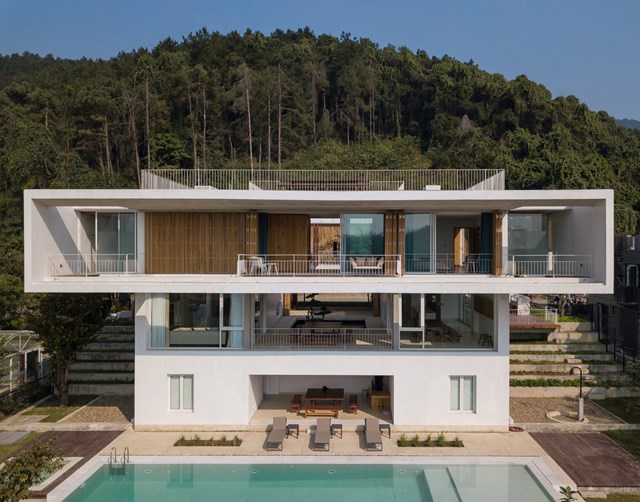 Biệt thự nghỉ dưỡng nằm trong một thung lũng dưới ch&acirc;n n&uacute;i thuộc thị trấn Tam Đảo, Vĩnh Ph&uacute;c, được thiết kế bởi Tropical Space. Mặt trước nh&agrave; l&agrave; hướng Đ&ocirc;ng đ&oacute;n b&igrave;nh minh, mặt sau hướng thung lũng s&acirc;n golf hướng T&acirc;y ngắm ho&agrave;ng h&ocirc;n. &nbsp;