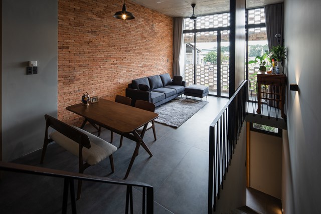 Nhà được bao phủ bởi nhiều lớp gạch thô và cây xanh - Ảnh 8