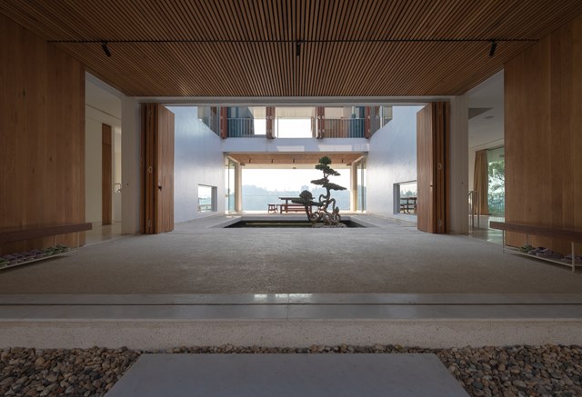 Tầng một l&agrave; nơi tiếp kh&aacute;ch v&agrave; bếp ch&iacute;nh li&ecirc;n th&ocirc;ng với khu BBQ ngo&agrave;i trời. Tầng hầm gồm 2 ph&ograve;ng ngủ c&oacute; tầm nh&igrave;n ra thung lũng, khu vực quầy bar v&agrave; hầm rượu, nơi mọi người c&oacute; thể ngắm ho&agrave;ng h&ocirc;n v&agrave; đ&agrave;n c&aacute; bơi qua bể c&aacute; lớn.&nbsp; &nbsp;