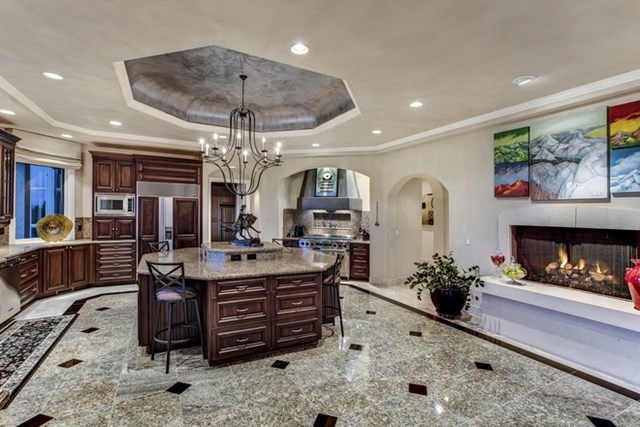 Nh&agrave; bếp rộng r&atilde;i, th&ocirc;ng tho&aacute;ng, được trang bị đẩy đủ c&ocirc;ng cụ nấu nướng hiện đại. Chiếc l&ograve; sưởi độc đ&aacute;o khiến kh&ocirc;ng gian n&agrave;y th&ecirc;m ấm c&uacute;ng.