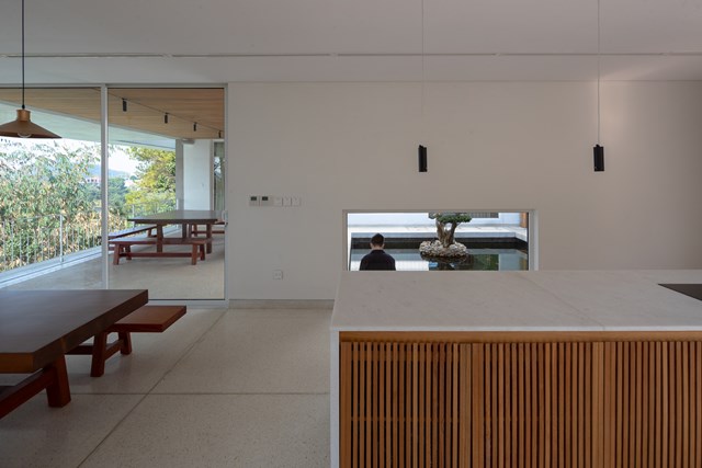 C&aacute;c g&oacute;c nh&igrave;n được xuy&ecirc;n qua nhiều lớp khoảng trống tạo ra chiều s&acirc;u của kh&ocirc;ng gian.&nbsp; &nbsp;