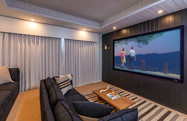 Rạp chiếu phim tại gia thỏa m&atilde;n niềm đam m&ecirc; phim ảnh của cặp sao.