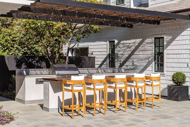 Kh&ocirc;ng gian tổ chức tiệc BBQ ngo&agrave;i trời rộng r&atilde;i.