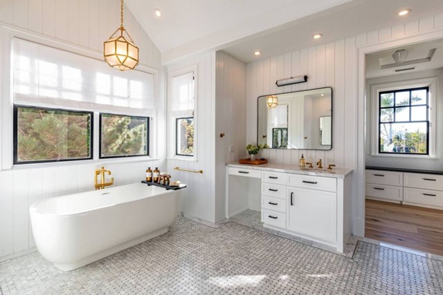 Ph&ograve;ng tắm rộng r&atilde;i với sắc trắng l&agrave;m chủ đạo v&agrave; cửa sổ lớn đ&oacute;n &aacute;nh s&aacute;ng tự nhi&ecirc;n.