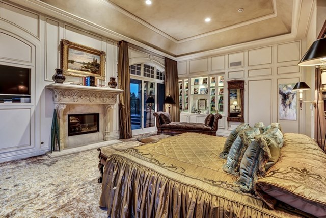 Ph&ograve;ng ngủ ch&iacute;nh nằm s&aacute;t hi&ecirc;n nh&agrave;, được thiết kế trang nh&atilde;, ấm &aacute;p, v&agrave; c&oacute; điểm nhấn l&agrave; một tấm thảm được l&agrave;m từ lụa.