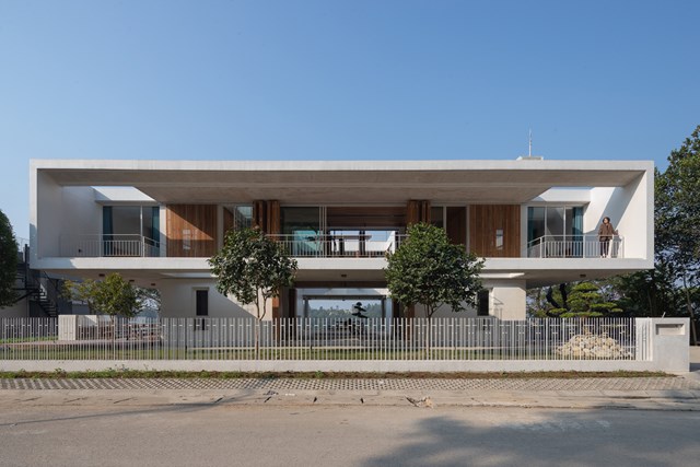 Lối v&agrave;o của ng&ocirc;i nh&agrave; l&agrave; từ ch&acirc;n n&uacute;i, c&aacute;c kiến ​​tr&uacute;c sư đ&atilde; thiết kế sảnh ch&iacute;nh ở tầng trệt, ph&iacute;a trước v&agrave; ph&iacute;a sau được mở rộng v&agrave; li&ecirc;n th&ocirc;ng với s&acirc;n trong.