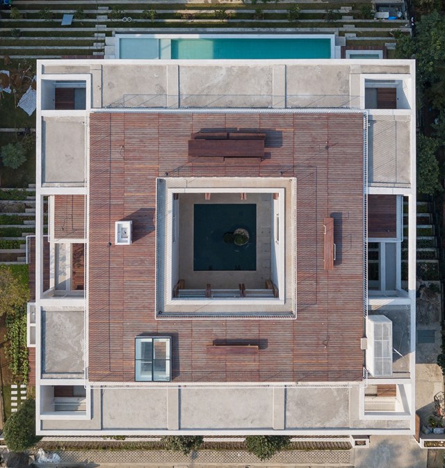 Biệt thự nghỉ dưỡng là 3 khối hộp vuông chồng lên nhau với tầm nhìn sân golf ở Tam Đảo, Vĩnh Phúc - Ảnh 1