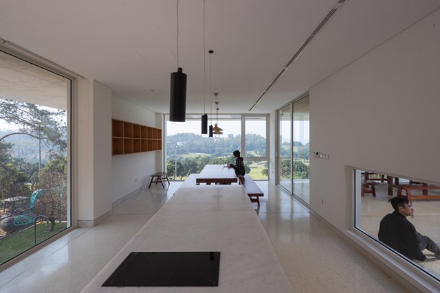 C&aacute;c &ocirc; trống v&agrave; &ocirc; đặc được đan xen nhau để th&ocirc;ng gi&oacute; v&agrave; lấy th&ecirc;m &aacute;nh s&aacute;ng tự nhi&ecirc;n v&agrave;o mọi ng&oacute;c ng&aacute;ch trong nh&agrave;. &nbsp;