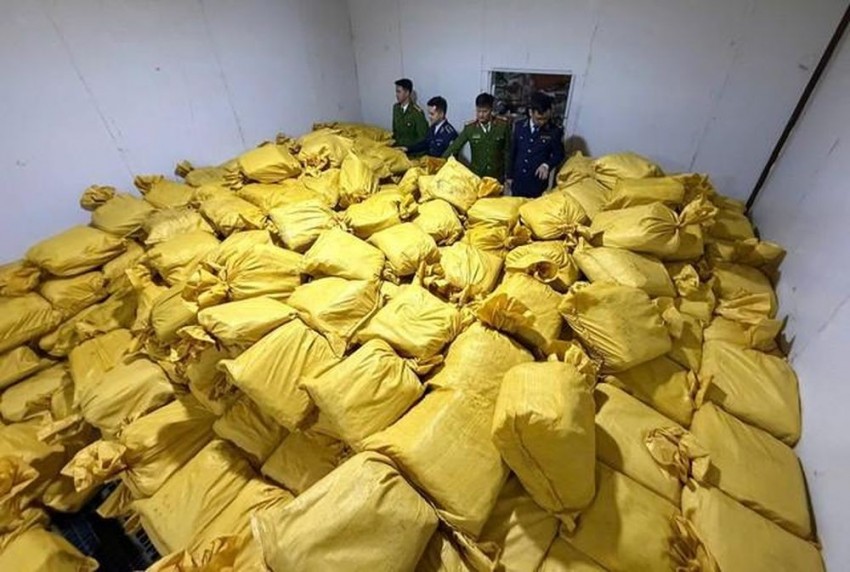 Kiểm tra bất ngờ, phát hiện ô tô chở gần 12 tấn chân gà đông lạnh