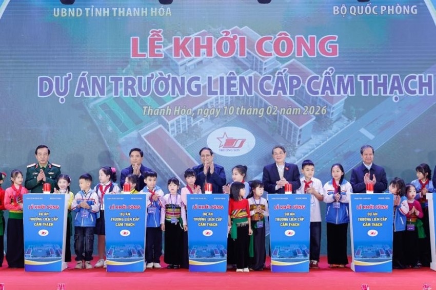 Thủ tướng tặng quà tết và dự lễ khởi công Trường liên cấp tại Thanh Hoá