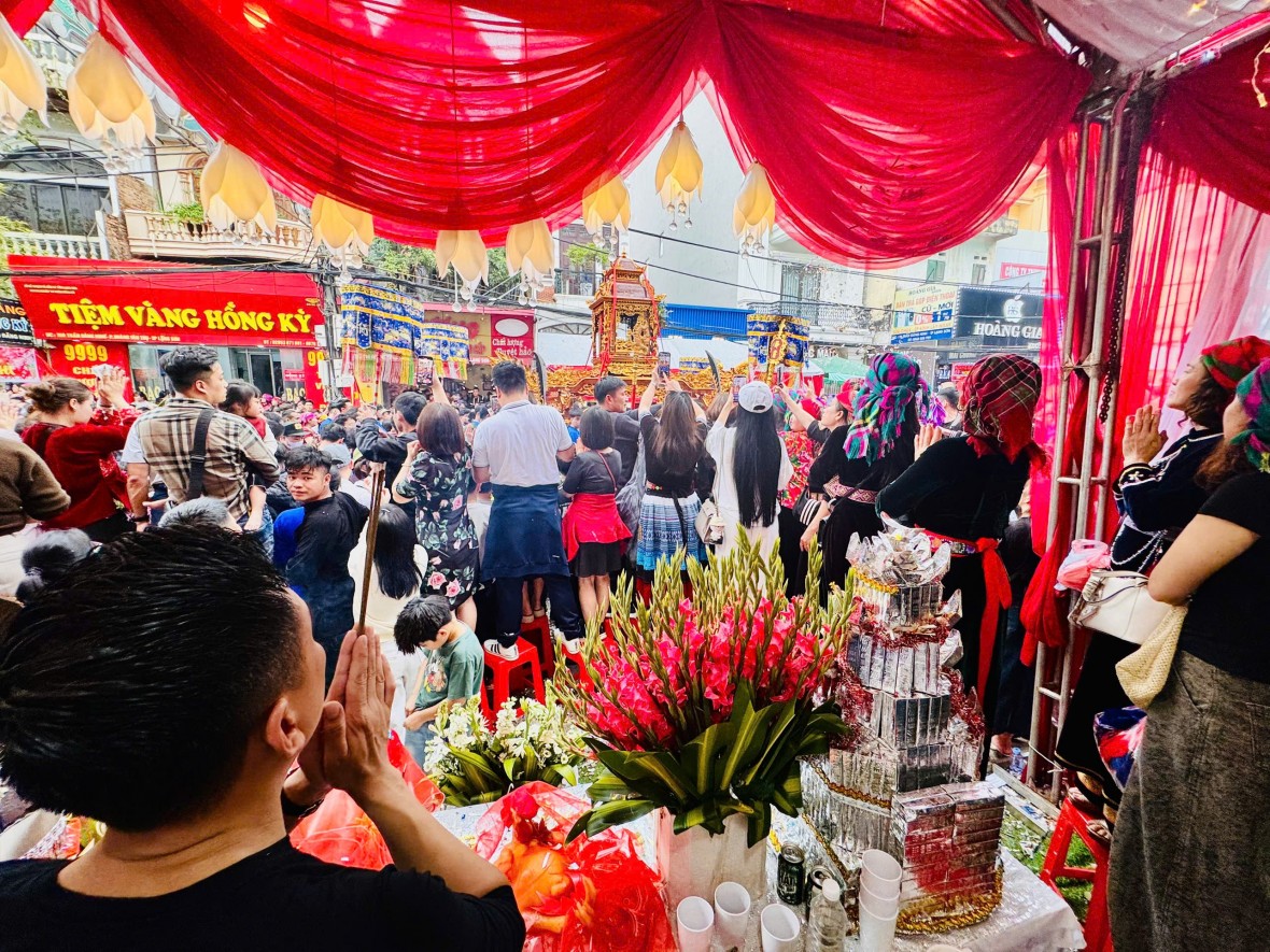 Nhiều doanh nghiệp và hộ kinh doanh tại Lạng Sơn dựng rạp, chuẩn bị bàn lễ và mâm cỗ trước cửa hàng để tham gia không khí lễ hội Kỳ Cùng – Tả Phủ. Nhiều doanh nghiệp và hộ kinh doanh tại Lạng Sơn dựng rạp, chuẩn bị bàn lễ và mâm cỗ trước cửa hàng để tham gia không khí lễ hội Kỳ Cùng – Tả Phủ.