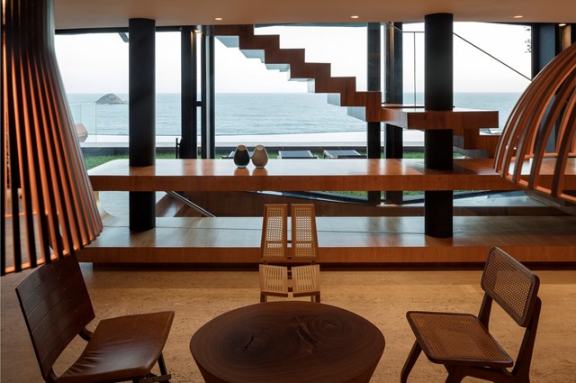 Nội thất trong căn nhà chủ yếu bằng gỗ với tông màu trầm ấm, sang trọng. Thiết kế bên trong của mái nhà lượn sóng có thể chiêm ngưỡng từ các không gian trên tầng 2. 