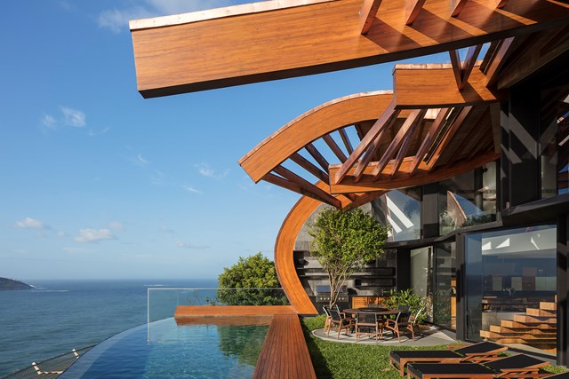 Ngoài ra những khoảng trống đan xen ở phần mái sẽ đón nhận nguồn sáng tự nhiên và điều hòa luông không khí mát lạnh từ biển vào không gian bên trong căn nhà.