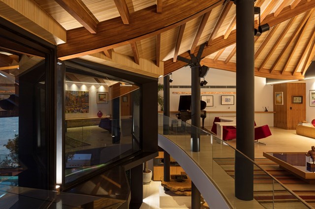 Công trình có 2 tầng kết nối với nhau qua hệ thống cầu thang gỗ điêu khắc. Tầng trệt bao gồm khu vực dịch vụ chính, phòng ăn, nhà bếp, phòng khách lớn và phòng tắm xông hơi. Khu vực tầng 2 là các phòng ngủ, ban công, phòng gia đình và phòng riêng của trẻ em.