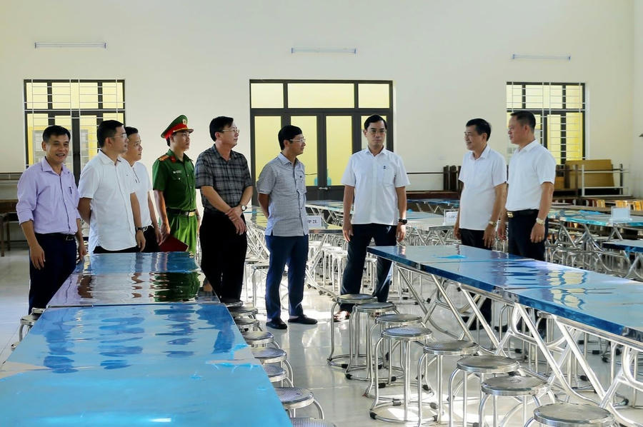 Lãnh đạo UBND tỉnh Nghệ An trực tiếp kiểm tra công tác bán trú tại trường Tiểu học Quỳnh Tam.