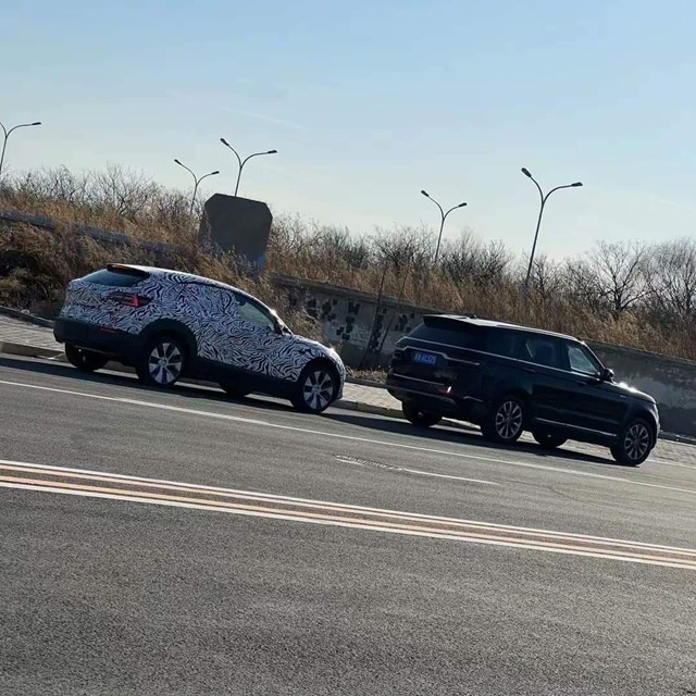 Một chiếc Tesla được ngụy trang để chạy thử tr&ecirc;n đường ở Trung Quốc.