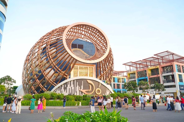 Du kh&aacute;ch tận hưởng c&aacute;c hoạt động trải nghiệm & tiện &iacute;ch tại Libera Nha Trang