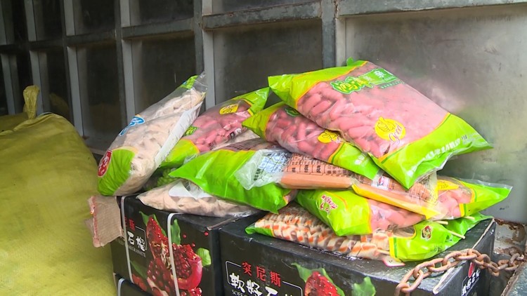 Thực phẩm chay không đảm bảo chất lượng bị lực lượng chức năng thu giữ